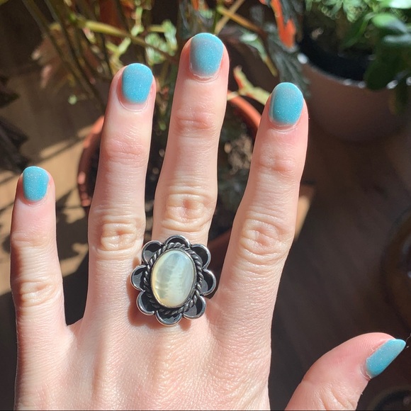 Vintage Mother of Pearl Sterling Silver Ring - Picture 8 of 8